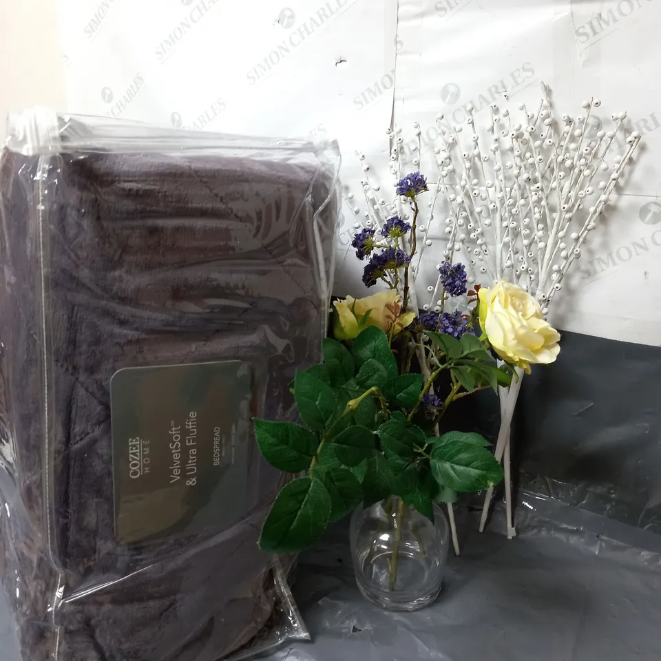 APPROXIMATELY 8 ASSORTED ITEMS TO INCLUDE PEONY FAUX FLOWERS IN JAR, COZEE HOME VELVETSOFT BEDSPREAD, KELLY HOPPEN DECORATIVE STEMS, ETC