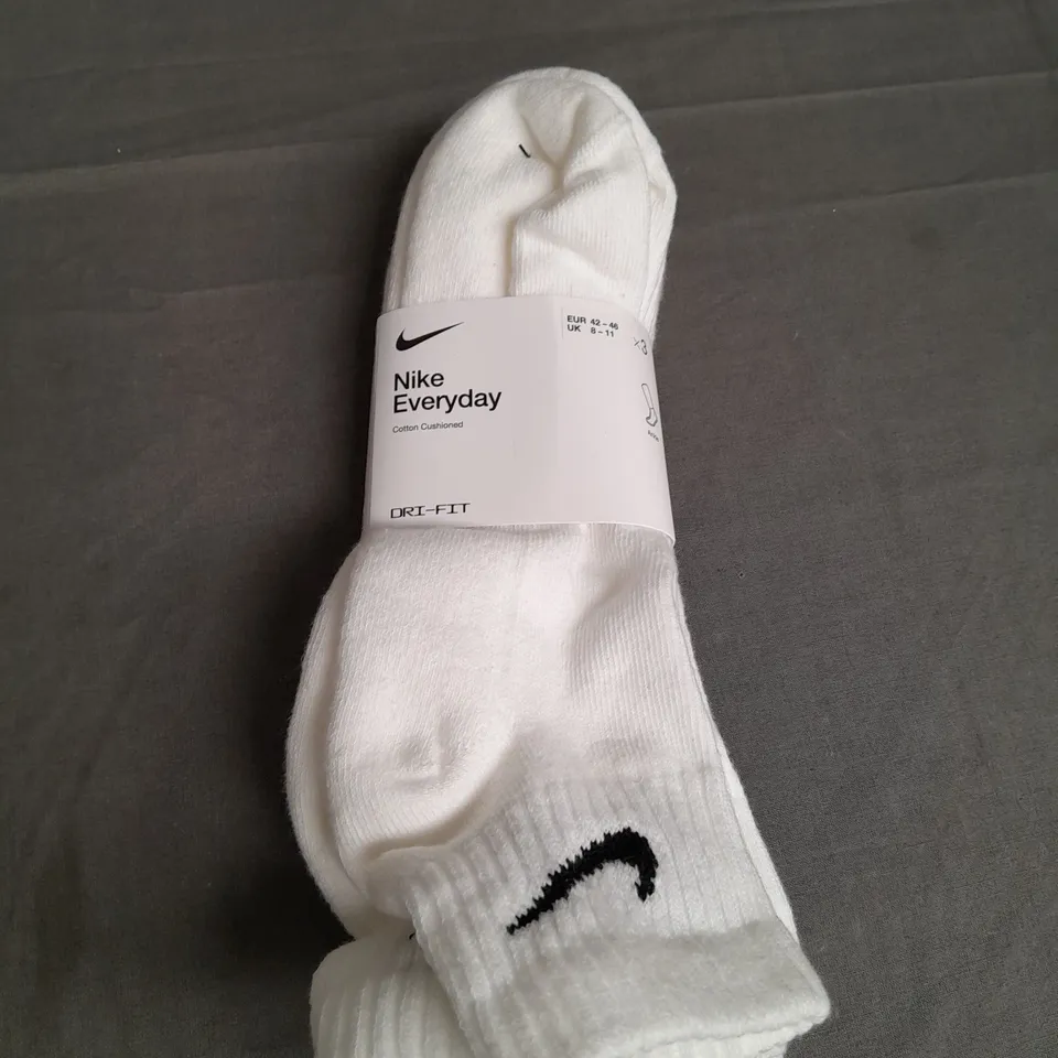 NIKE EVERYDAY DRI FIT WHITE SOCKS - UK 8-11