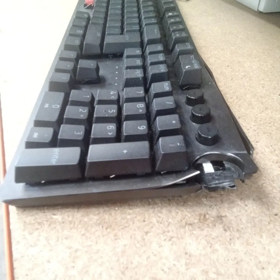 RAZER HUNTSMAN V2 OPTICAL GAMING KEYBOARD 