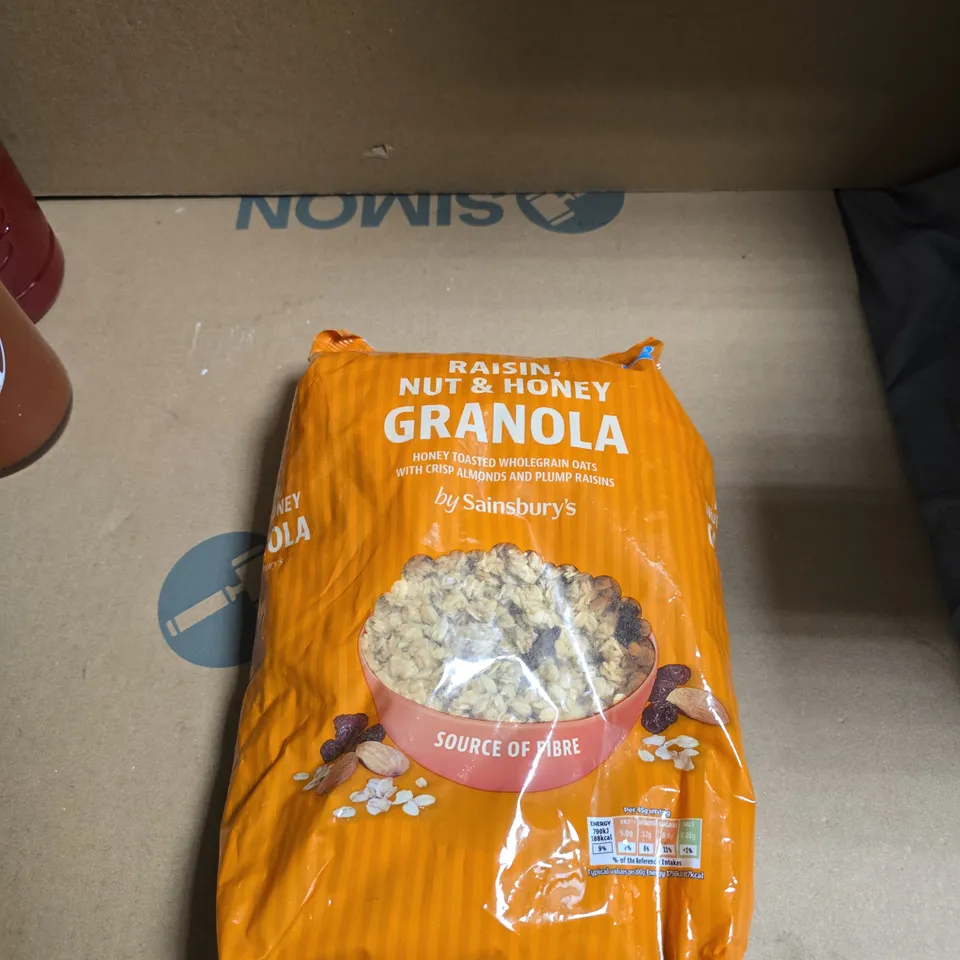APPROXIMATELY 5 ASSORTED FOOD AND DRINK ITEMS INCLUDING RAISIN NUT & HONEY GRANOLA AND BIG TOM SPICED TOMATO MIX 