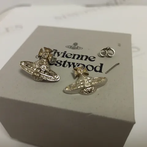 VIVIENNE WESTWOOD MINNIE BAS RELIEF EARRINGS - SILVER