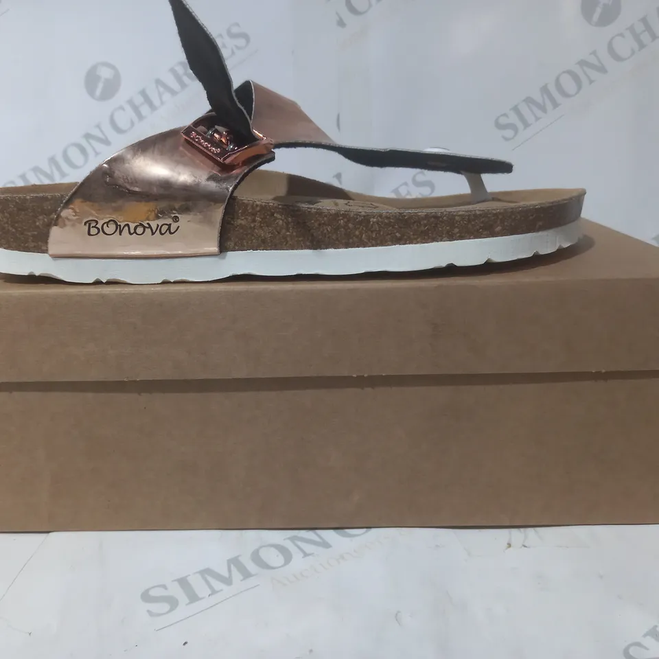 BOXED BONOVA TOE POST FLAT SANDALS IN METALLIC ROSE GOLD SIZE 6