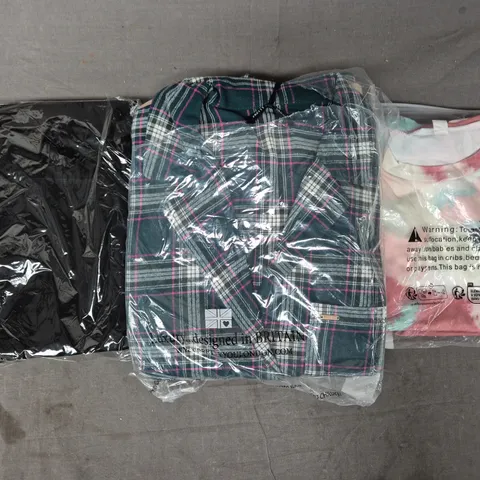 BOX OF APPROXIMATELY 20 ASSORTED CLOTHING AND FASHION ITEMS IN VARIOUS STYLES, SIZES, AND COLOURS - COLLECTION ONLY