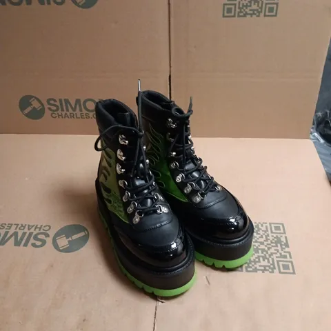 KOI CHA CHA CHA HOLOGRAM FLAME BOOTS – UK 3 – BLACK/GREEN