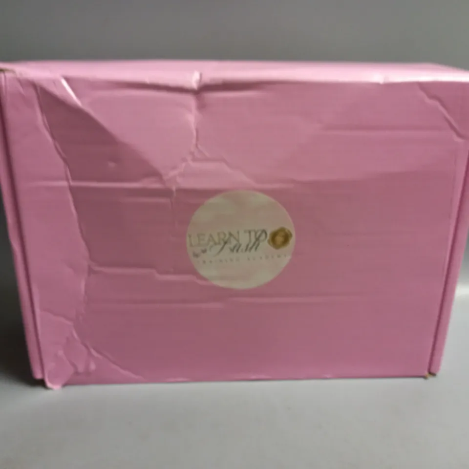 BOXED LEARN TO LASH ACADEMY LASH KIT