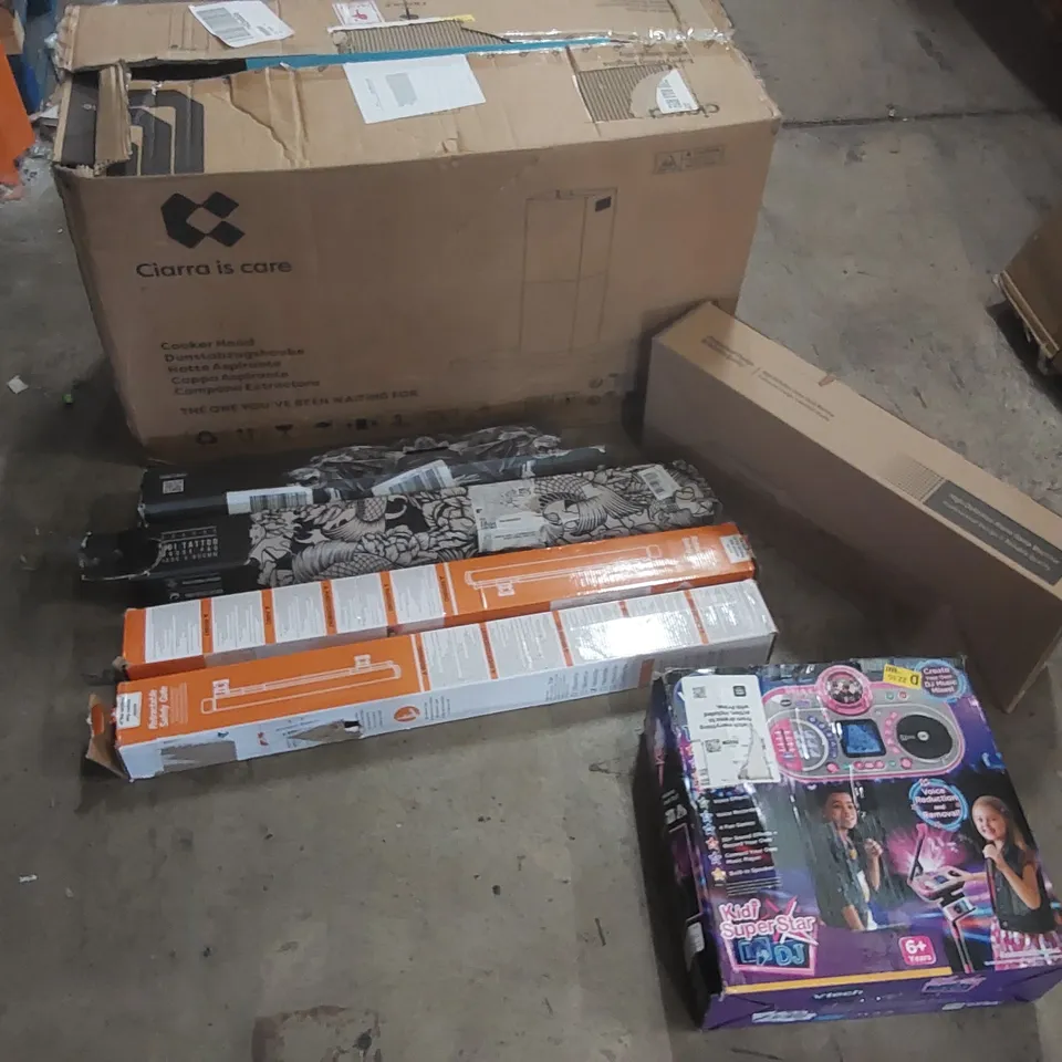 PALLET OF ASSORTED ITEMS TO INCLUDE: CARA COOKER HOOD, HOME GAME MACHINE, KIDS KARAOKE MACHINE, RETRACTABLE SAFETY GATES ECT
