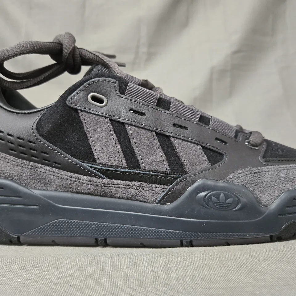 BOXED PAIR OF ADIDAS ADI2000 SHOES IN BLACK/GREY UK SIZE 8.5