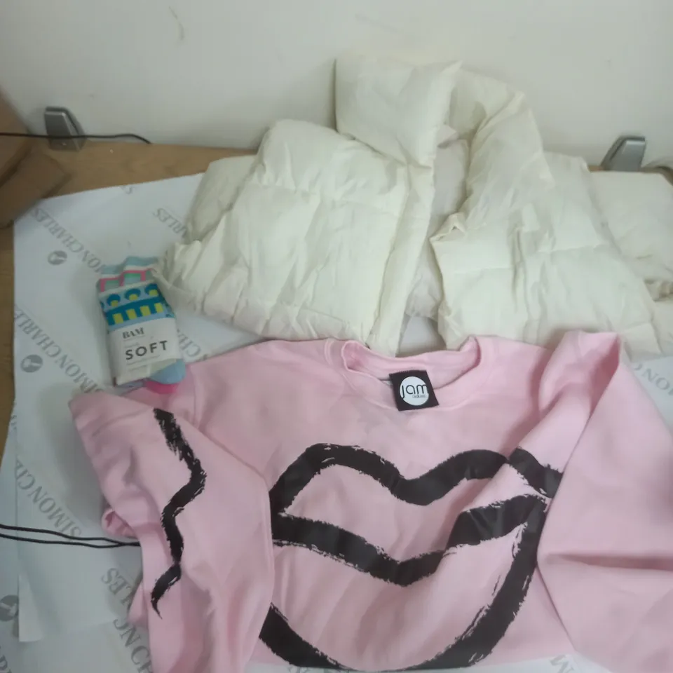 LOT OF APPROX 20 ASSORTED CLOTHING ITEMS AND ACCESSORIES TO INCLUDE; T-SHIRTS, JUMPERS , UNDERWEAR ETC
