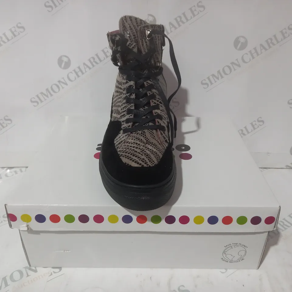 BOXED PAIR OF ADESSO HI-TOP SHOES IN TAN/BLACK/RED SIZE 7