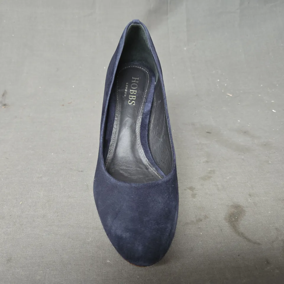 BOXED PAIR OF HOBBS CLOSED TOE HEELED SHOES IN NAVY EU SIZE 37 (BOTH SHOES ARE THE RIGHT SHOE)