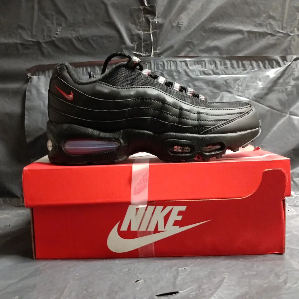 BOXED PAIR OF NIKE AIR MAX 95 TRAINERS IN BLACK/GREY SIZE UK 6