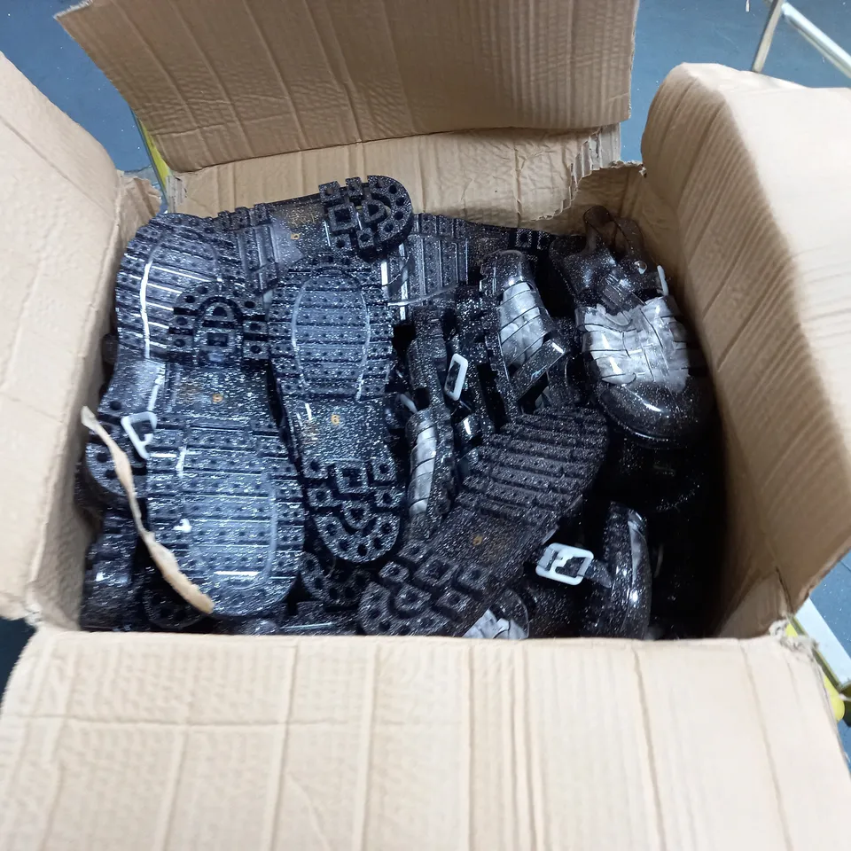 LARGE QUANTITY OF ASSORTED ITEMS TO INCLUDE MAGIC MIXIES SURPRISE TOYS, RAPOO MOUSE, THE GOOD PART BOOK, BATHROBE AND SHOES