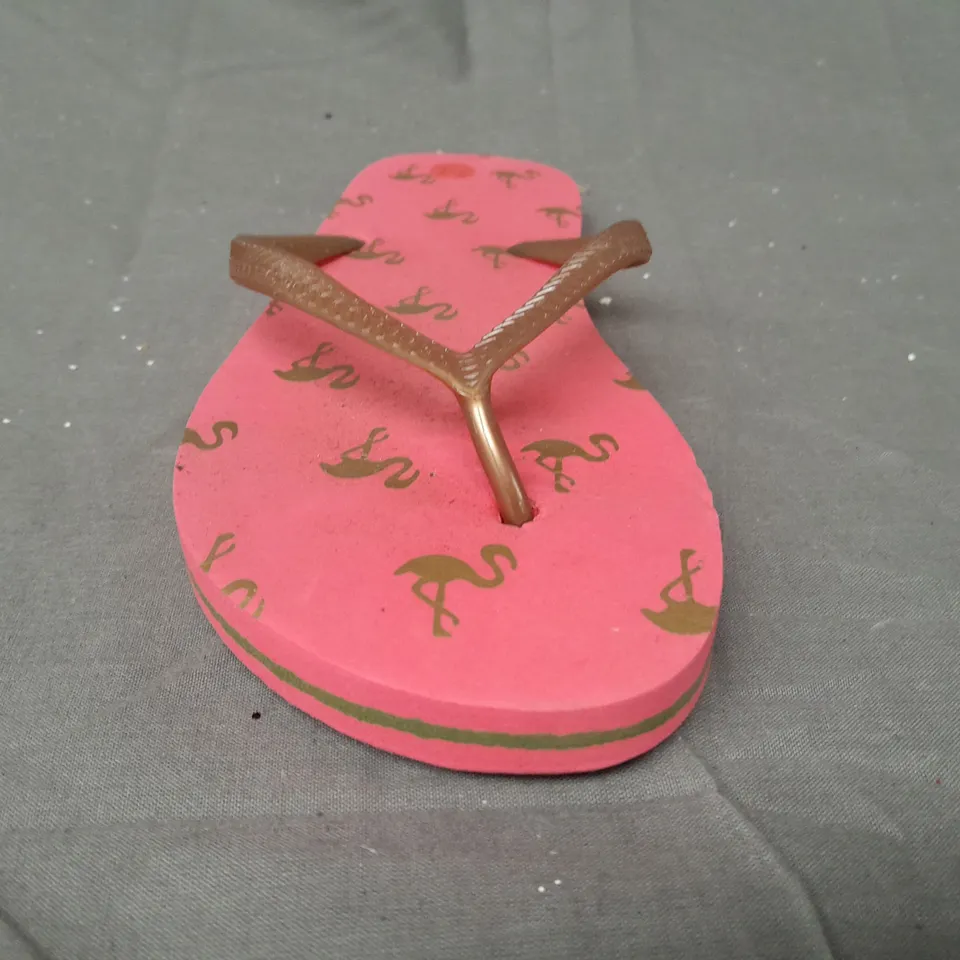 BOX OF APPROXIMATELY 20 PAIRS OF DESIGNER FLIP FLOPS IN PINK - VARIOUS SIZES