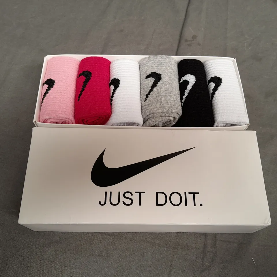 BOXED NIKE JUST DO IT MULTI COLOURED SOCKS - SIZE UNSPECIFIED 