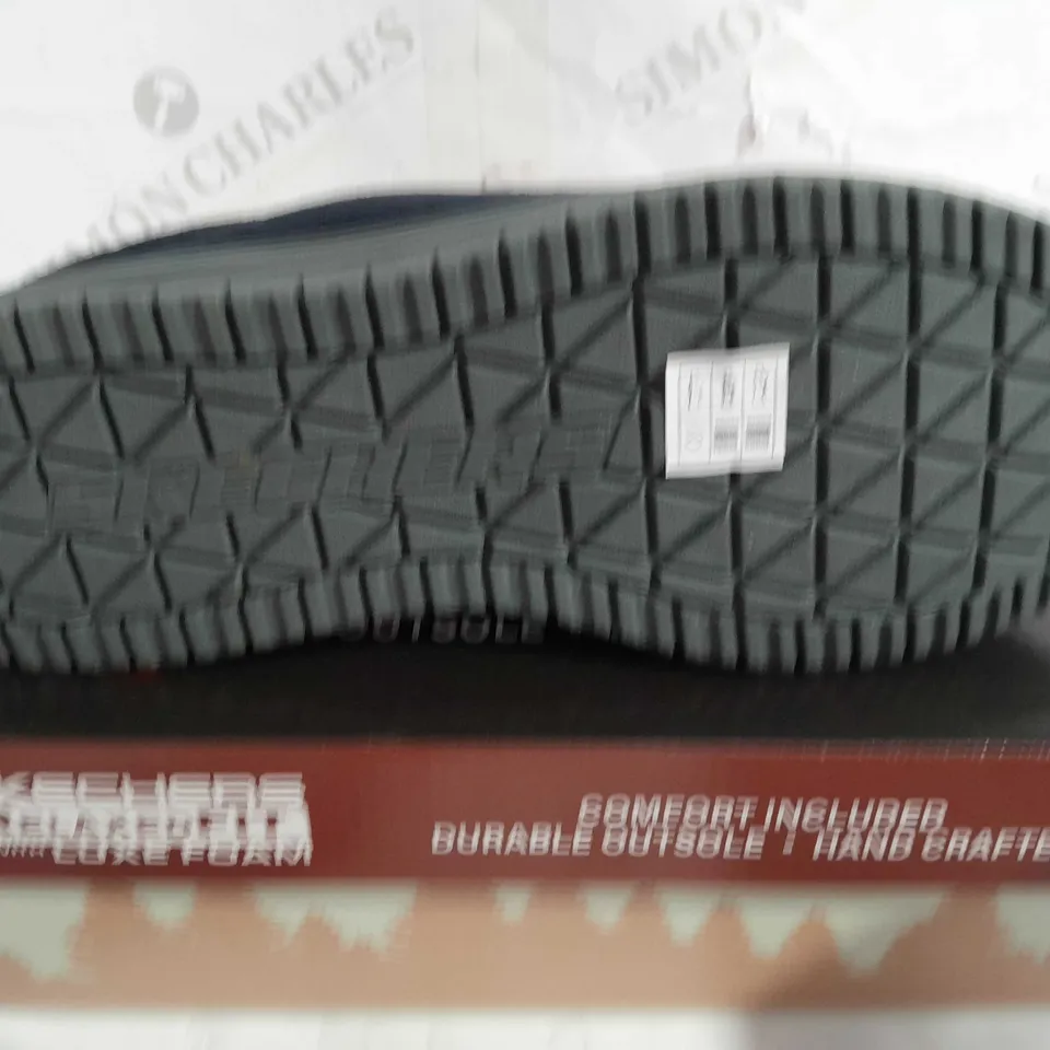 BOXED SKECHER MEN'S MURETTE GARVANZA SLIPPERS, NAVY - SIZE 10