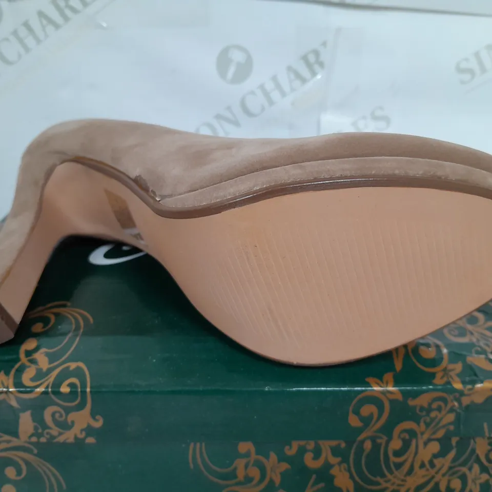 CLARAS CLOSED TOE THIN BLOCK HEELS IN CAMEL - SIZE 40