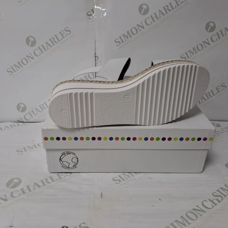 BOXED PAIR OF ADESSO WEDGE SANDALS IN WHITE SIZE 8
