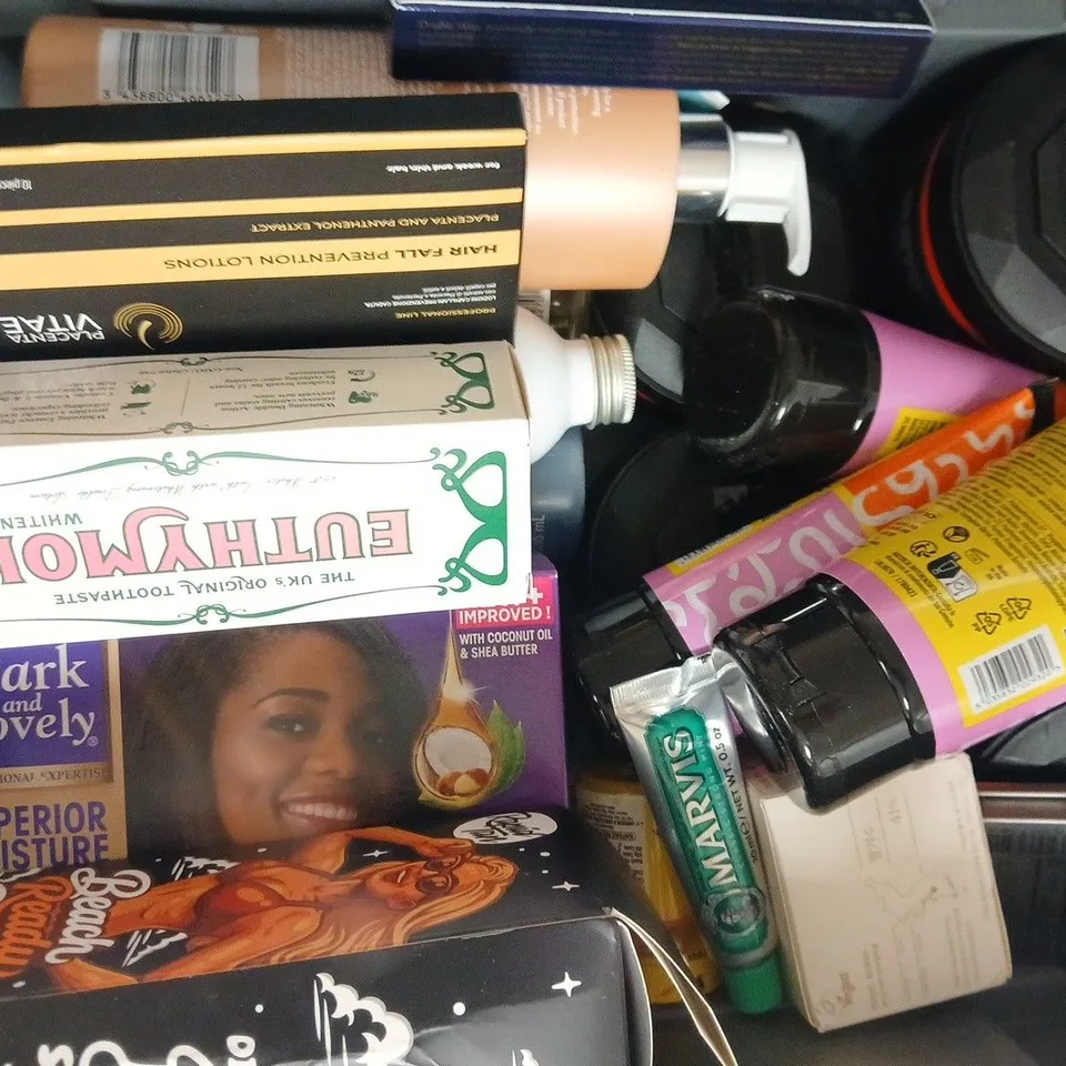 APPROXIMATELY 12 ASSORTED COSMETIC ITEMS INCLUDING VARIOUS MAKES AND BRANDS - COLLECTION ONLY