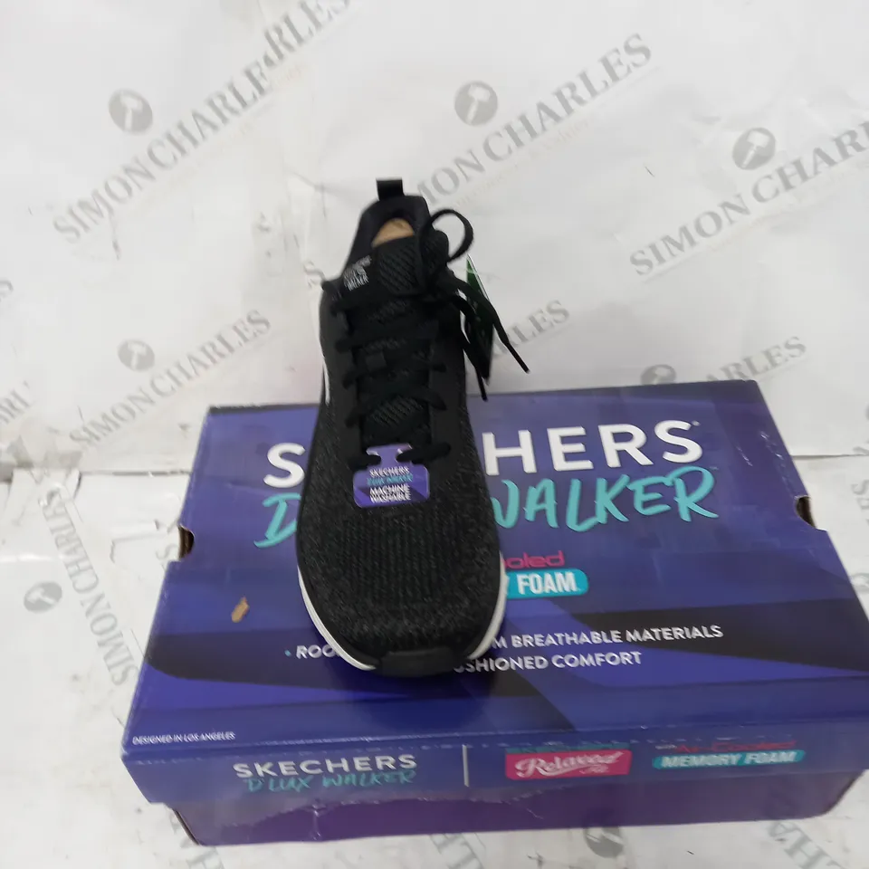BOXED PAIR OF SKETCHER D'LUX WALKER TRAINERS IN BLACK SIZE 7