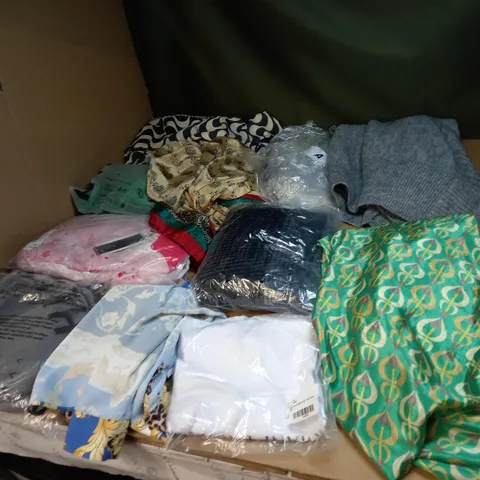 LOT OF APPROX 20 ASSORTED CLOTHING ITEMS TO INCLUDE JUMPERS, JEANS AND T-SHIRTS