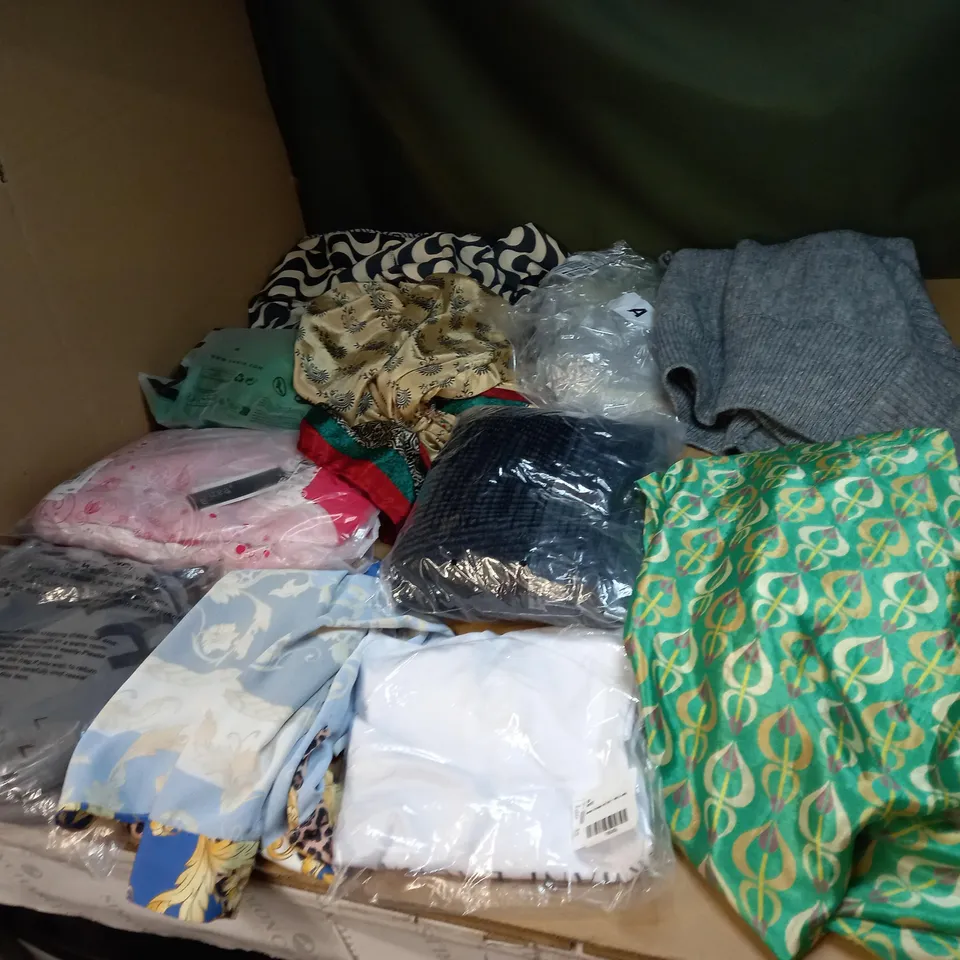 LOT OF APPROX 20 ASSORTED CLOTHING ITEMS TO INCLUDE JUMPERS, JEANS AND T-SHIRTS