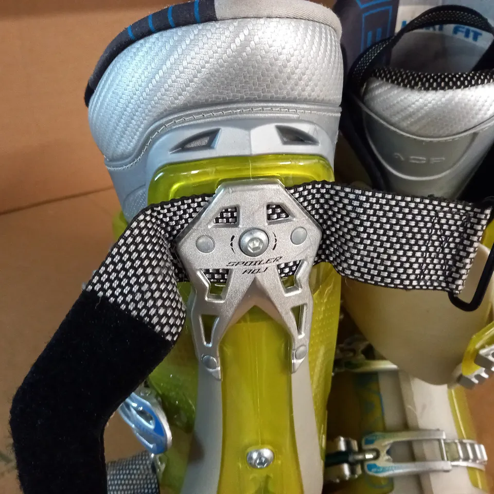 pair of head snowboarding boots in yellow - 29.0 / 29.5