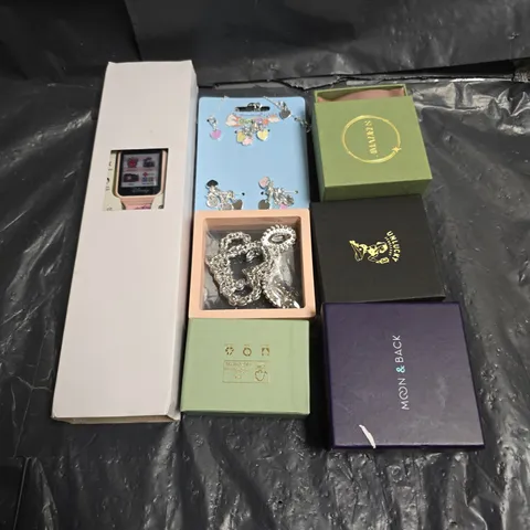 APPROXIMATELY 10 ASSORTED JEWELLERY ITEMS TO INCLUDE - NECKLACE ,WATCH , ETC