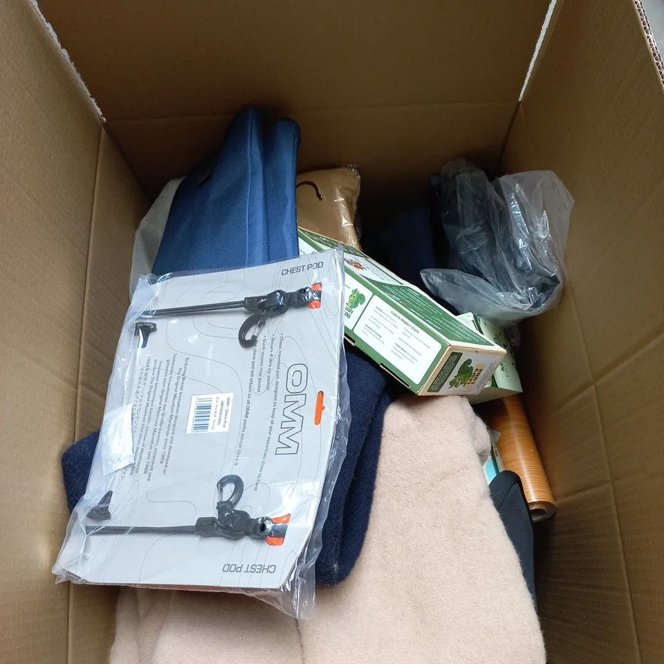 BOX OF APPROXIMATELY 25 ASSORTED ITEMS TO INCLUDE MATCHA LATTE MUM, 10L FOOD WASTE BAG, OMM CHEST POD, BAG ETC