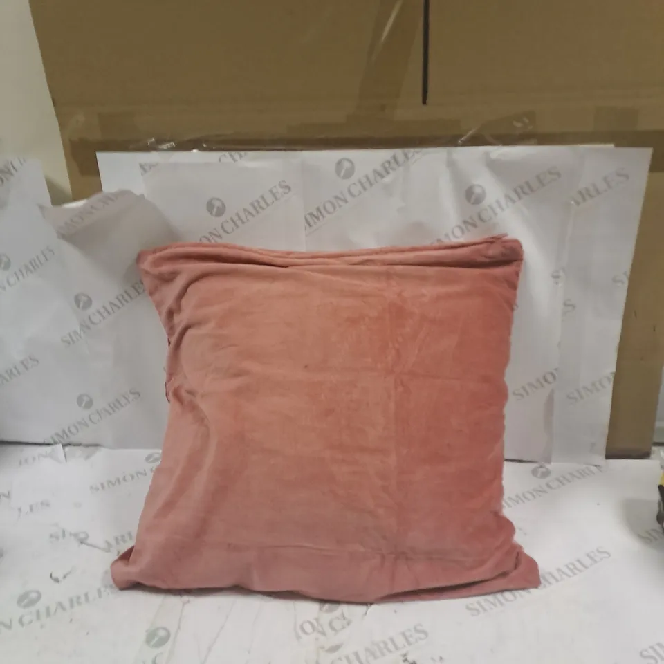 BOX OF ASSORTED ITEMS TO INCLUDE PILLOWS, CURTAINS, PILLOW CASES ETC 