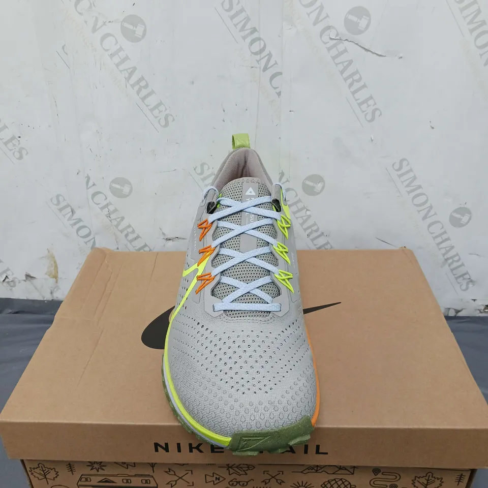BOXED PAIR OF NIKE REACT PEGASUS TRAIL 4 TRAINERS SIZE 10