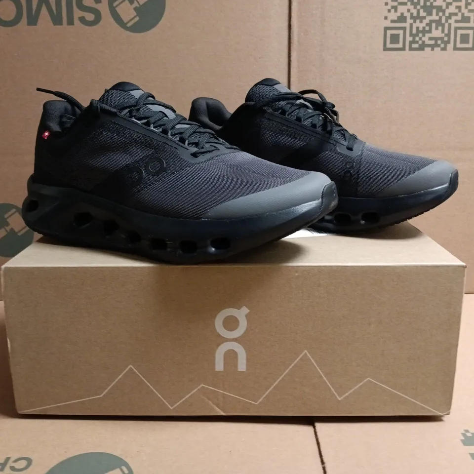 BOXED PAIR OF ON CLOUDSURFER YOUTH TRAINERS IN BLACK/ALLOY SIZE UK 5.5