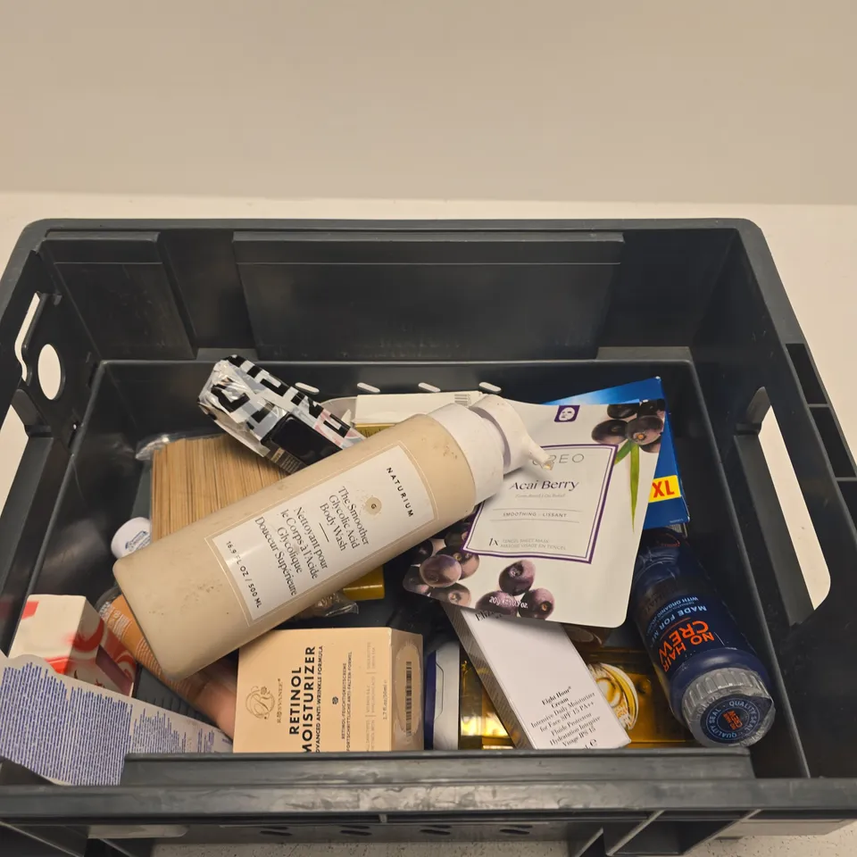 TOTE O APPROXIMATELY 10 ASSORTED BEAUTY PRODUCTS INCLUDING NATURIUM BODY WASH, FOREO TENCEL SHEET ASK AD ELIZABETH ARDEN EIGHT HOUR CREAM