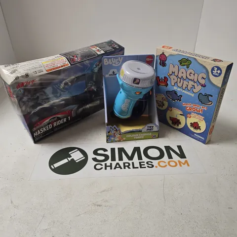 APPROXIMATELY 25 ASSORTED TOYS, GAMES, GIFTS AND NOVELTIES TO INCLUDE BANDAINAMCO MASKED RIDER FIGURE, BLUEY COLOUR CHANGE TORCH, MAGIC PUFFY 3D PAINTING ART, ETC - COLLECTION ONLY