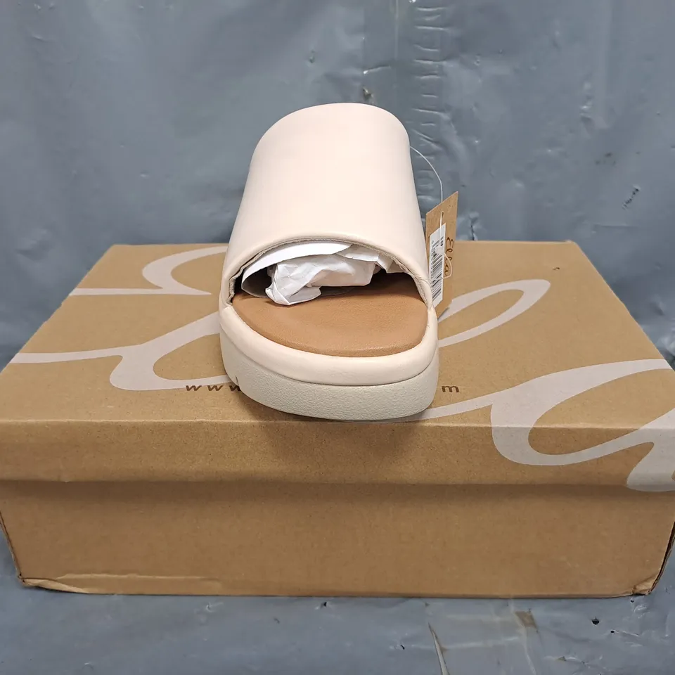 BOXED PAIR OF ELLA OPEN TOE FLATFORM SANDALS IN CREAM SIZE 4