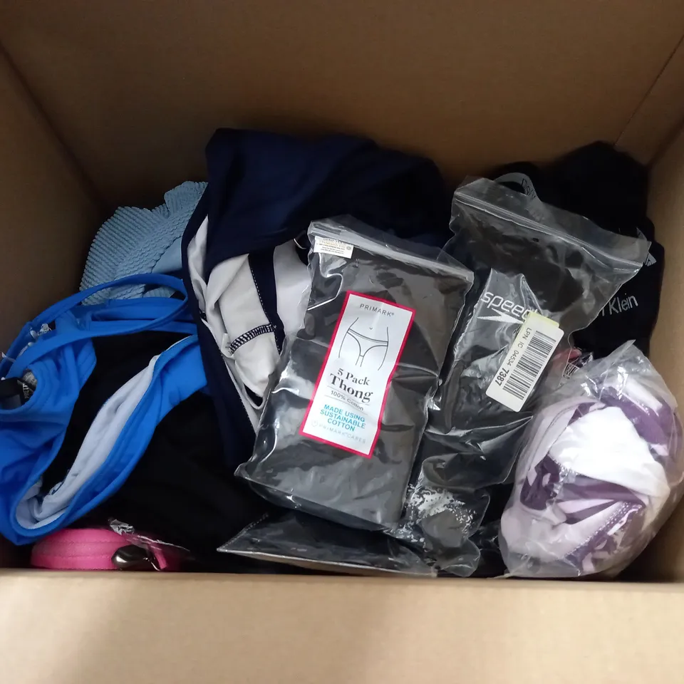 LOT OF ASSORTED CLOTHING ACCESSORIES TO INCLUDE SOCKS, SWIM WEAR AND BAGS