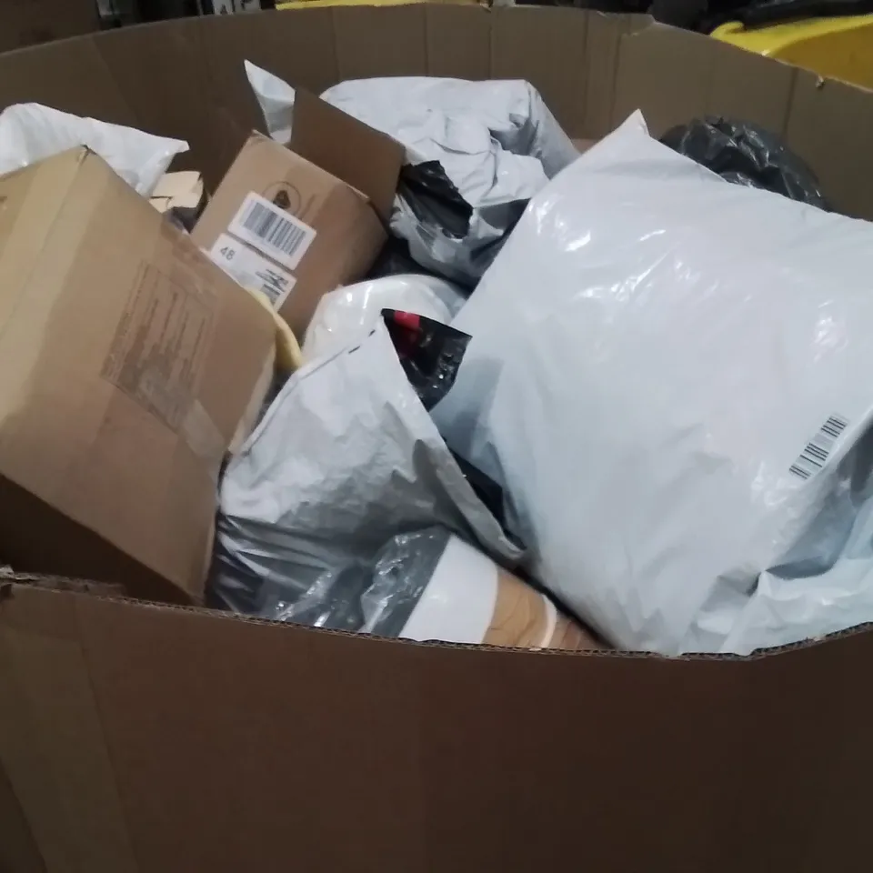 PALLET CONTAINING A LARGE QUANTITY OF PILLOWS
