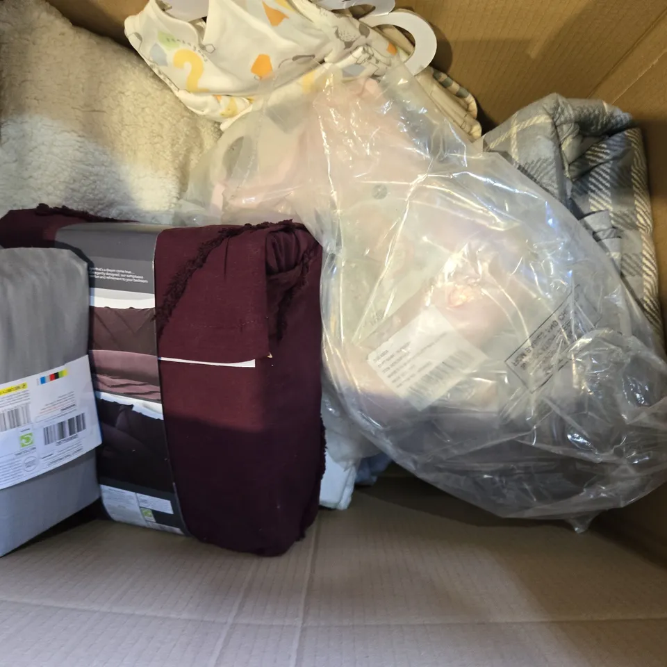 BOX OF APPROXIMATELY 12 ASSORTED BEDDING AND SOFT FURNISHING  ITEMS TO INCLUDE - DUVET SET DOUBLE , PINK SCALLOP DUVET , DUVET SET KING ETC