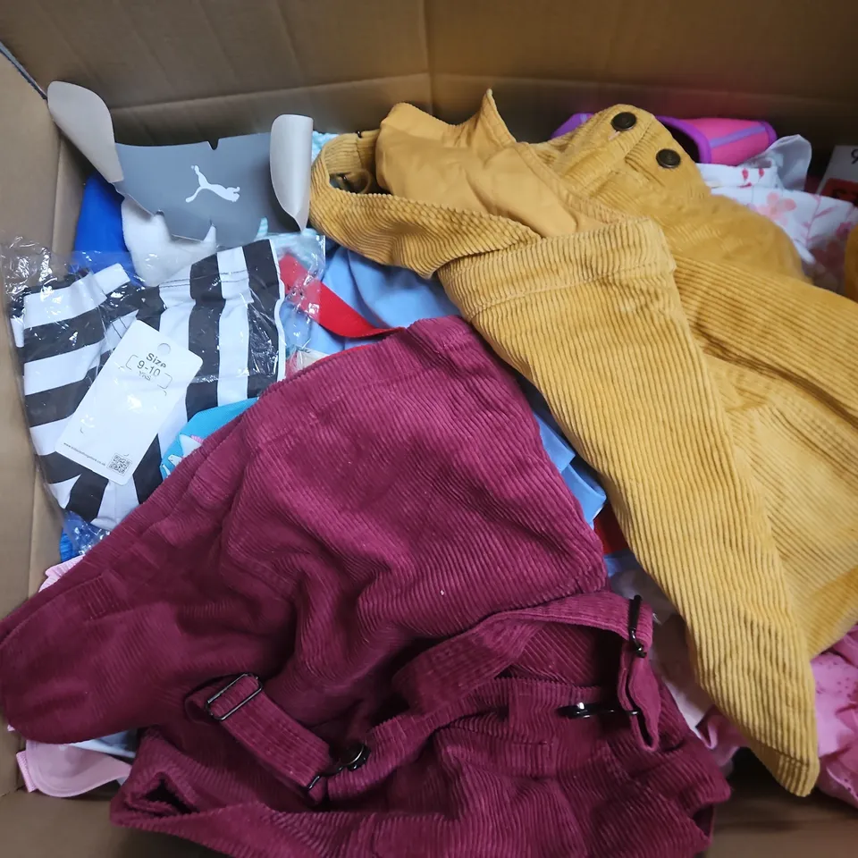 APPROXIMATELY 40 ASSORTED KIDS CLOTHING ITEMS IN VARIOUS SIZES, STYLES & COLOURS TO INCLUDE BRANDS SUCH AS RACHEL ZOE, UNDER ARMOUR, SPLASH, ETC - COLLECTION ONLY