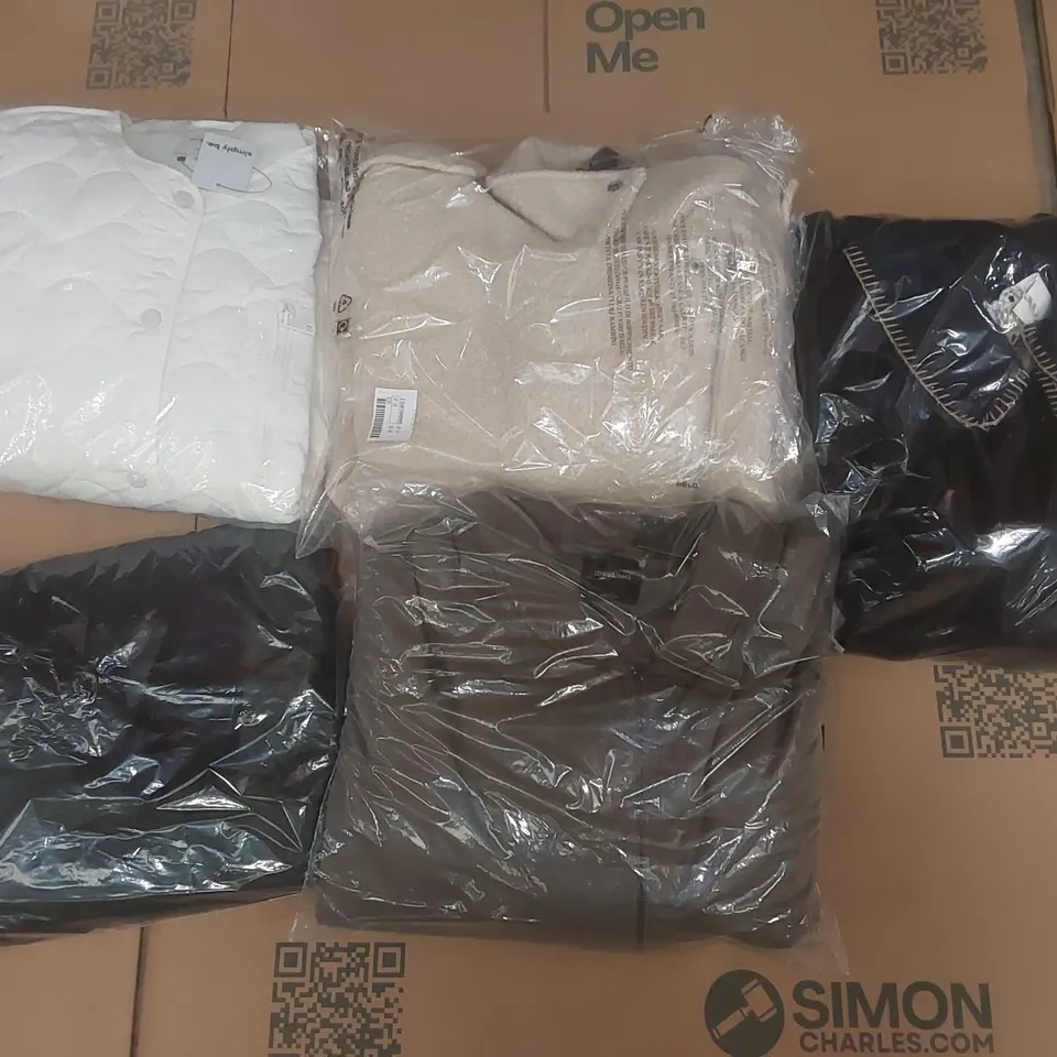 PALLET CONTAINING APPROXIMATELY 100x BRAND NEW ASSORTED DESIGNER CLOTHING ITEMS INCLUDING: JULIPA JACKET, SIMPLY BE JACKETS, JD WILLIAMS JACKET ECT