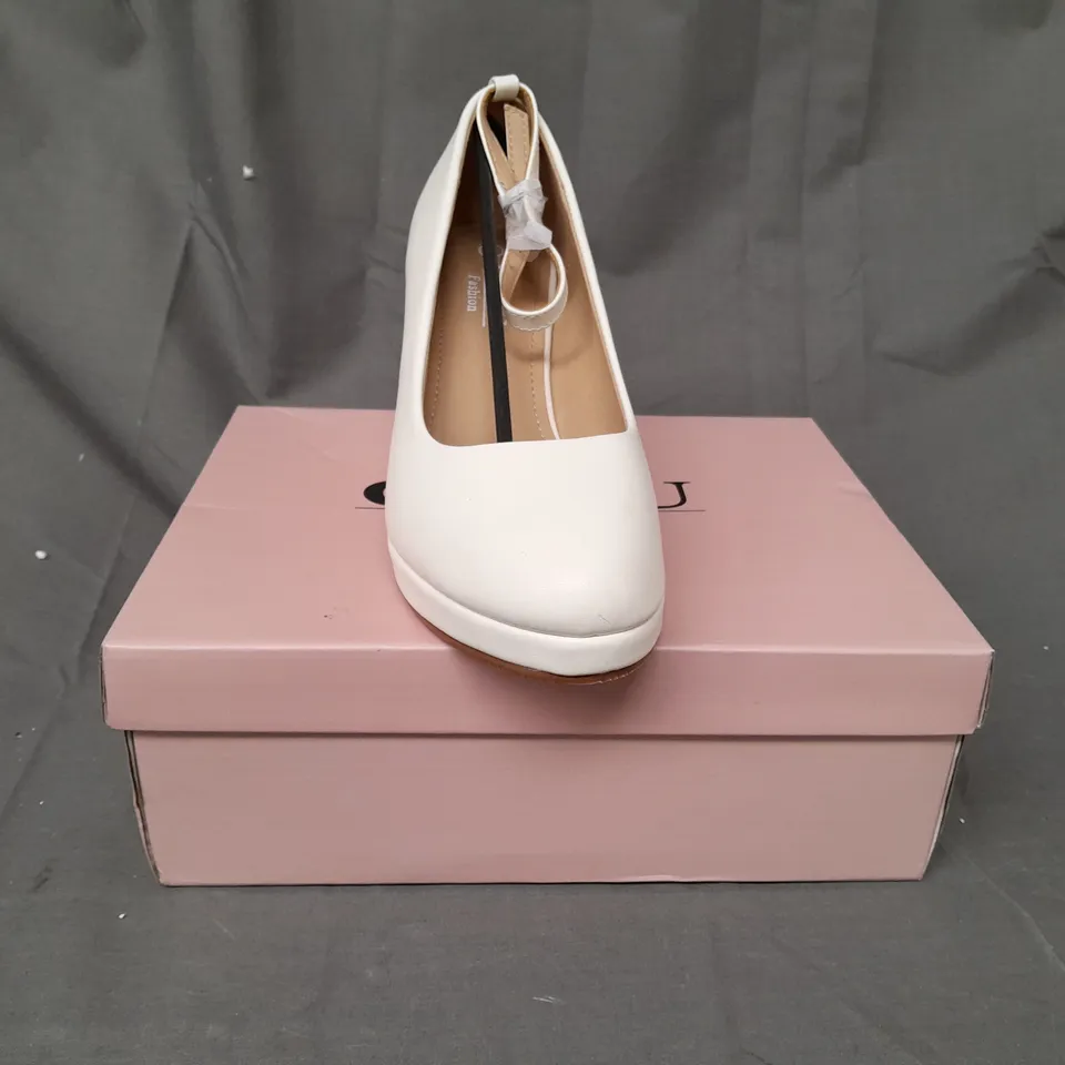 BOXED PAIR OF GUCU FASHION SLIP-ON WEDGES IN WHITE EU SIZE 39