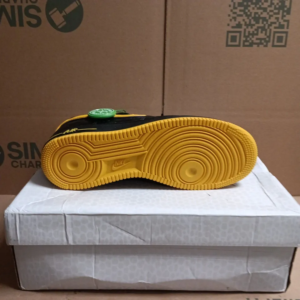NIKE AIR FORCE 1 LOW RETRO QS KB – BLACK/YELLOW, US 7.5 (UK 6.5)