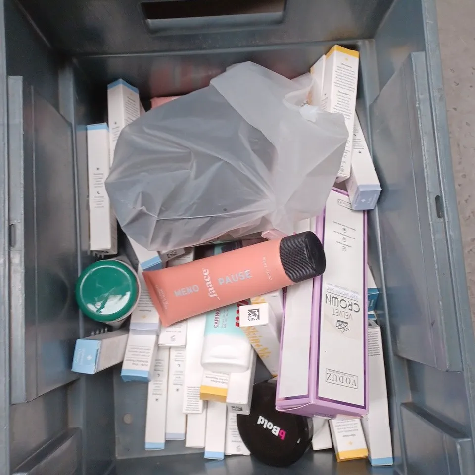 APPROXIMATELY 20 ASSORTED COSMETIC PRODUCTS TO INCLUDE GILLETTE FUSION 5 BLADES, PANTENE CONDITIONER AND Z'LRAQI BEAUTY FALSE LASH SET