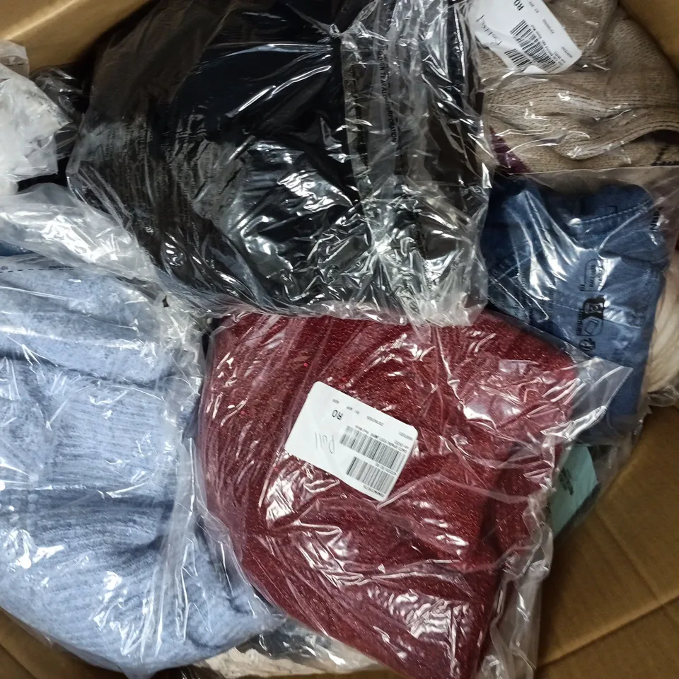 APPROXIMATELY 20 ASSORTED CLOTHING ITEMS IN VARIOUS SIZES, STYLES & COLOURS TO INCLUDE BRANDS SUCH AS D&CO, BEN DE LISI, MUK LUKS, ETC - COLLECTION ONLY