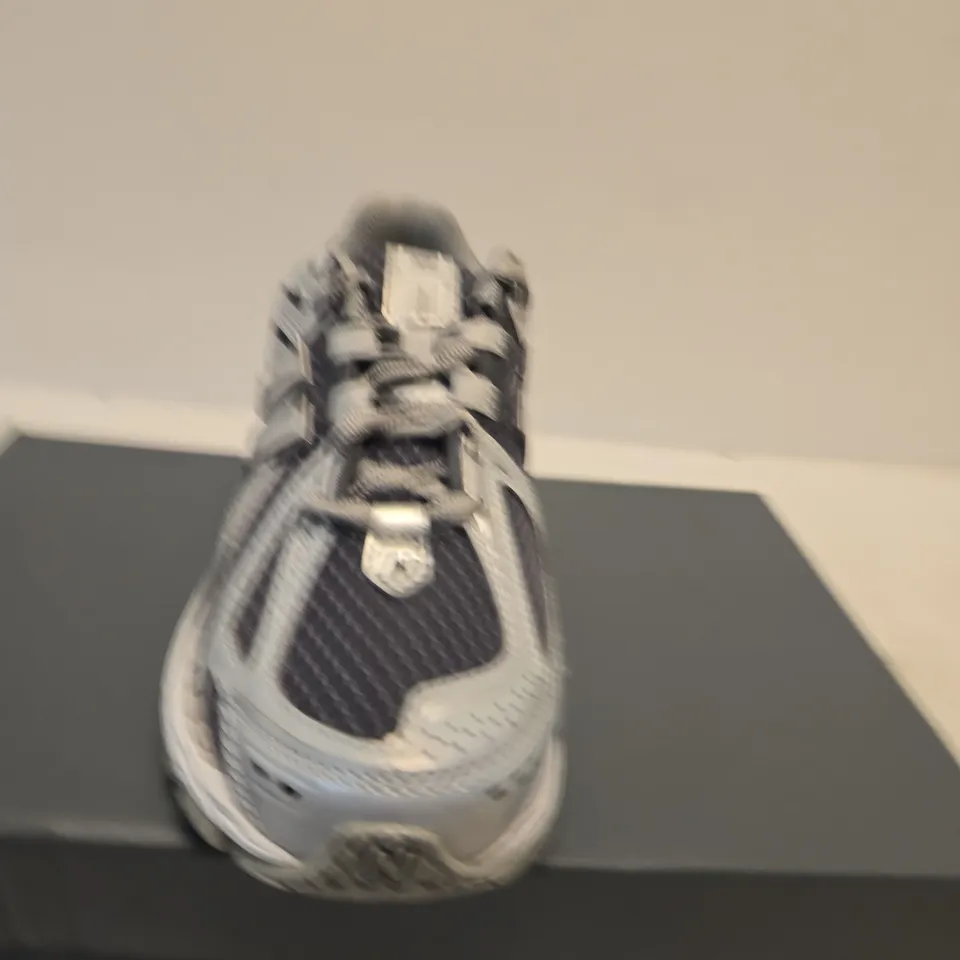 BOXED PAIR OF NEW BALANCE RUNNING SHOES – GREY/ - UK SIZE 5