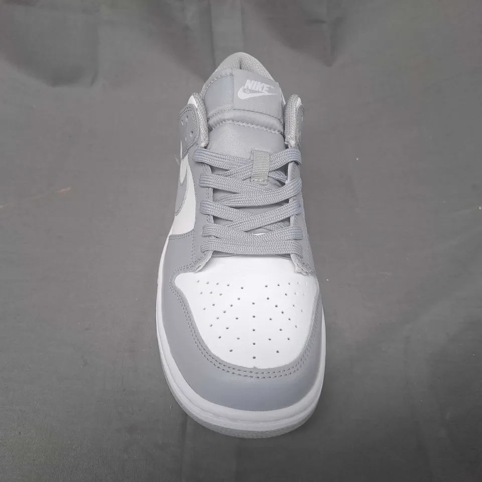 BOXED PAIR OF NIKE DUNK LOW SHOES IN GREY/WHITE UK SIZE 10