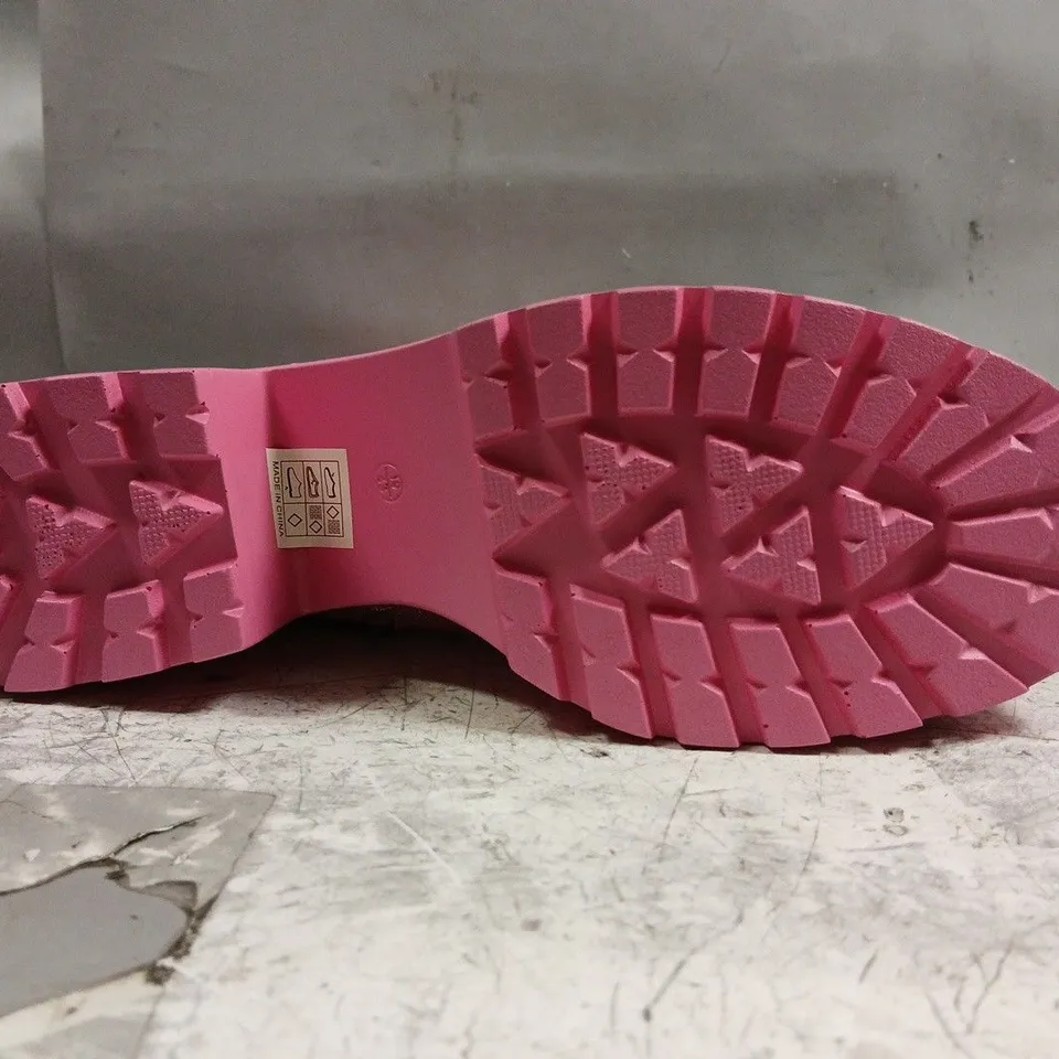 BOXED PAIR OF KOI PASTEL SUPERNOVA CHUNKY WESTERN BOOTS IN PINK SIZE UK 10