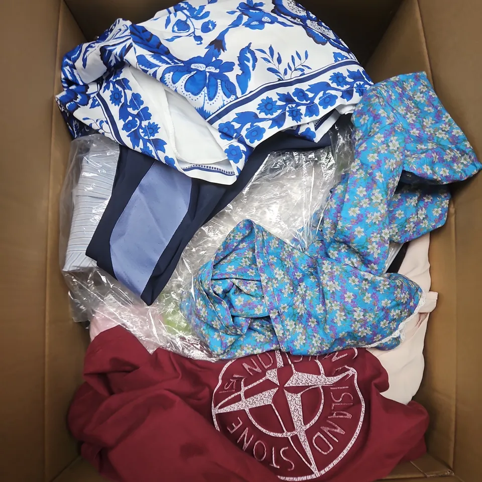APPROXIMATELY 20 ASSORTED CLOTHING ITEMS IN VARIOUS SIZES, STYLES AND COLOURS