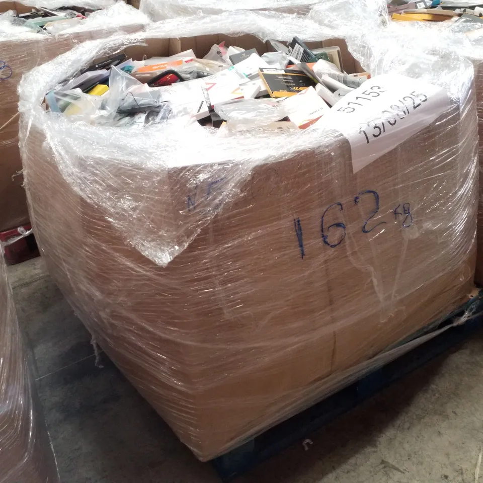 PALLET CONTAINING ASSORTED PHONE CASES 