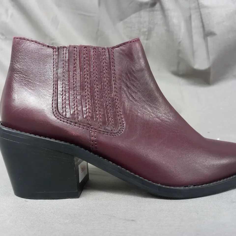 BOXED PAIR OF SOLEA EASTWOOD ANKLE BOOTS IN WINE EU SIZE 35