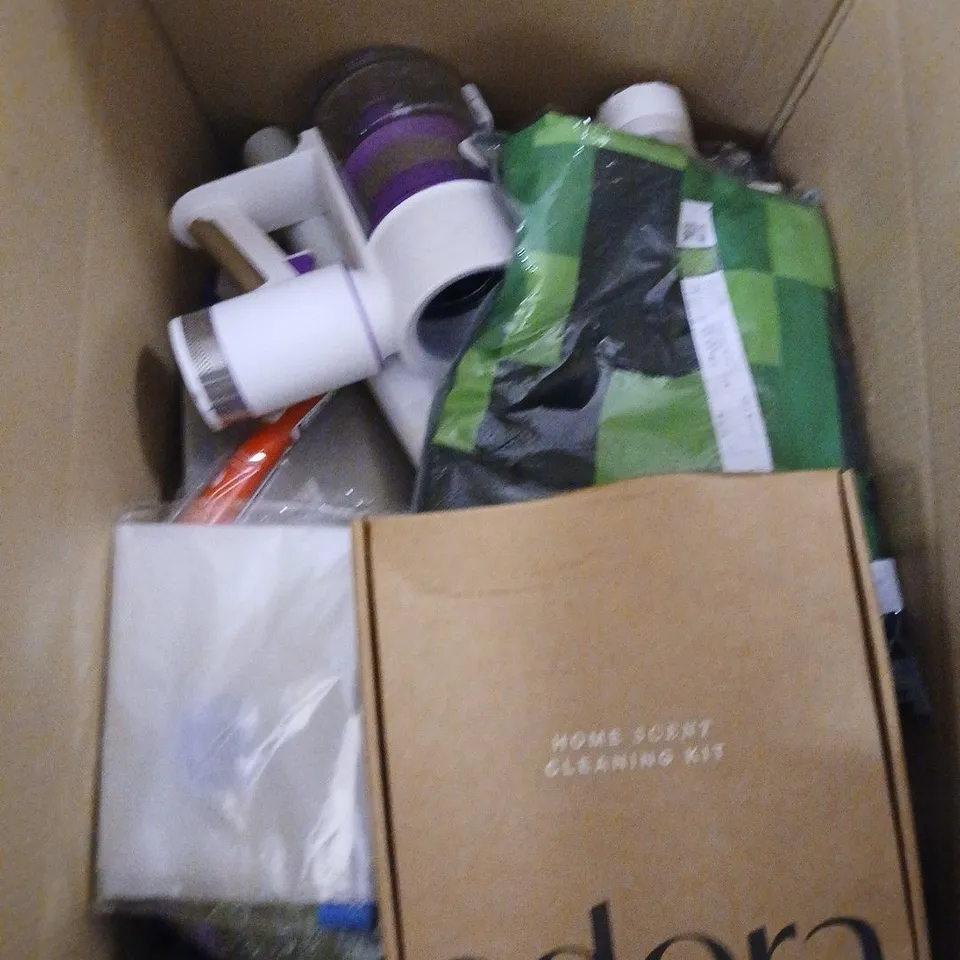 APPROXIMATELY 15 ASSORTED HOUSEHOLD PRODUCTS TO INCLUDE WALLPAPER , HOOVER PARTS AND ARTIFICIAL FLOWERS